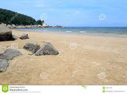 Пляж острова Wuyu с утесом стоковое фото. изображение насчитывающей вал -  42214378