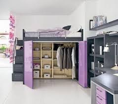 Mentre il letto a castello presenta un letto in basso ed uno al di sopra di una struttura, con la sistemazione a soppalco si riesce a sfruttare la parte inferiore per vari usi, come con una cabina armadio, un salotto o una zona studio con scrivania e sedia. Letti A Soppalco Letto A Soppalco Con Grande Armadio Letto A Soppalco Letto Soppalco Idee Arredamento Camera Da Letto