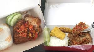 Paket geprek bensu sambal kecom.brang. Makanan Artis Geprek Ruben Onsu Vs Ayam Jerit Titi Kamal Kumparan Com