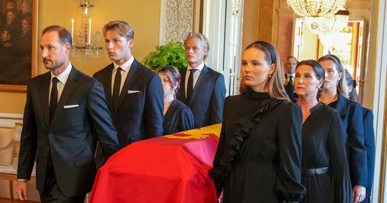 El rey Haakon encabeza el traslado del féretro de Harald de Noruega a la  Capilla del Palacio Real: de la presencia de Marius Borg al cariñoso gesto  de Mette-Marit y Sonia
