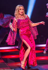 2 916 838 tykkäystä · 101 946 puhuu tästä. Kylie Minogue 52 Puts On A Leggy Display In Fuchsia Thigh Split Gown With Quirky Mesh Cape Daily Mail Online