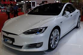 It's petrol vs electric for our latest drag race! Pesan Tesla Model S Ini Indennya Berapa Lama Gridoto Com