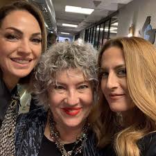 Menajerimi Ara dizisinin kamera arkasında genç ve tecrübeli kuşaktan iki  ayrı poz