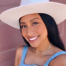 Kelly Mena's Instagram, Twitter & Facebook