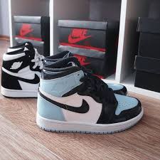 Nike Wmns Air Jordan 1 Retro High Og Blue Chill Cd0461 401 In 2020 Fashion Shoes Sneakers Sneakers Fashion Girls Shoes