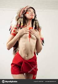 Mulher nua em traje nativo americano com penas — Foto © artrotozwork  502207280