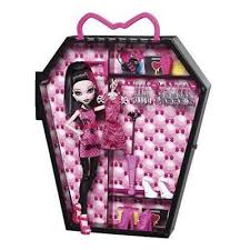 Monster high wiki monster high characters monster high dolls ever after high ghoul school image tumblr mini canvas art dracula granddaughters. Mattel Monster High Draculocker Und Puppe Brandora