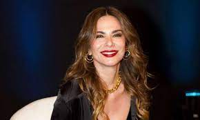 Vídeo: Luciana Gimenez mostra cobertura com parede de celulares e ...