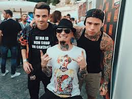 Cresciuto nel quartiere milanese di lambrate, fabio rovazzi si è fatto conoscere su internet attraverso i propri profili facebook, instagram e youtube, realizzando alcuni video comici poi diventati virali. Fabio Rovazzi Re Di Youtube Con La Hit Andiamo A Comandare