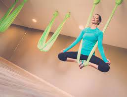 Beim aerial yoga bildet ein breites tuch eine schlaufe, die von der decke hängt und zum training genutzt werden kann. Aerial Yoga Schwerelos Abhangen Im Tuch