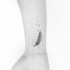 Feder tattoo bedeutung und vorlagen tattoos zenideen tattoo symbole bedeutung feder. Feder Tattoo Bedeutung Und Vorlagen Tattoos Zenideen Small Feather Tattoo Feather Tattoo Meaning Feather With Birds Tattoo