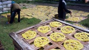 Kerupuk mie kuning yg legendaris ini memiliki banyak nama, ada yg menyebutnya kerupuk emih, kerupuk anclom, kerupuk banjur, kerupuk malarat, kerupuk mie. Produsen Kerupuk Mie Di Batang Kewalahan Layani Pesanan Di Musim Penghujan Tribunnews Com Mobile