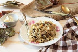 Il risotto gorgonzola e noci è un delizioso risotto molto facile e veloce da preparare, per un piatto da vero gourmet che conquista il palato di tutti. Risotto Ai Funghi Gorgonzola E Noci