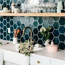 Deco Fr On Instagram Un Carrelage Bleu Nuit Pour Contrastrer Avec Des Meubles Blancs Et En Bois Cla Home Decor Kitchen Quirky Home Decor Scandinavian Kitchen