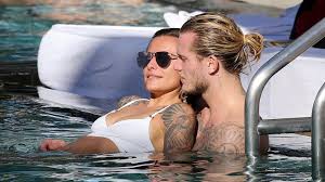 Summer, sun, pool and cocktails? So Verliebt Sophia Thomalla Loris Streifen Durch Berlin Promiflash De