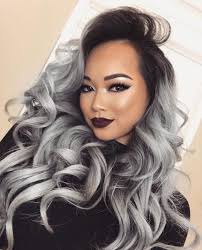 Silber Haare Make Up Dunkelroter Lippenstift Lockige Lange Silberne Haare Haare Grau Farben Haarfarben Graue Haare
