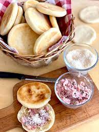 Ricetta base per tigelle veloci con farina integrale e lievito madre, oppure velocissime con lievito istantaneo (vedi note della ricetta). Le Mie Tigelle Anche Se Si Chiamano Crescentine