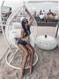 у моей девушки день рождения моей девушки день рождения Foto Devushki V Kannah Na Plyazhe V Kupalnike I Shlyape Louvre Travel Landmarks