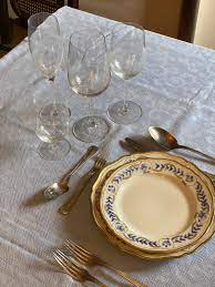 Il numero e il tipo dei bicchieri che disporrete a tavola saranno adatti ai vini che servirete. Come Disporre I Bicchieri Di Vino A Tavola I Consigli Del Galateo Blog Wineshop It