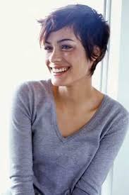 Square, circle and other wider shapes can be worn if they dangle far from the lobe of the ear. Top 25 Hairstyles For Heart Shaped Faces