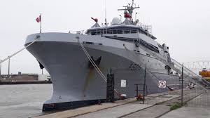 Samedi 13 et dimanche 14 juillet à sète. Calais Un Impressionnant Batiment De La Marine Nationale Au Port