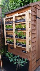 Vertikale Garten Mit Palette Gemacht Diyprojectgardens Club In 2020 Vertikaler Garten Paletten Garten Europaletten Garten