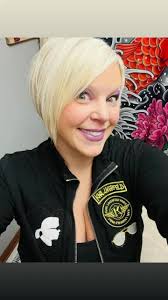 Yayyyyyyy! Caved and back to my short haur chick look !!!!! I am SO HAPPY  to be back to shorty ! So much more me ! If I say I am growing my hair that  is like for a minute lol 😂. , 🙌🏻🎉🌈😁Feeling happy ...