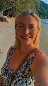 What are some bungalow recommendations in Koh Lanta with a chill vibe and  air conditioning?