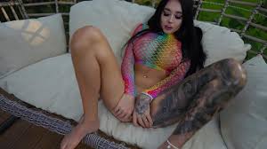 Stranger helped a busty tourist to relieve her sexual tension