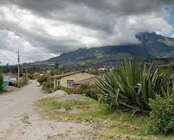 La calera, cuyo nombre indígena es teusacá, es una ciudad y municipio colombiano del departamento de cundinamarca ubicado en el occidente de la provincia del guavio, a 18 km al nororiente de bogotá, cerca de las localidades de chapinero y usaquén. Rural Community Of La Calera Near Cotacachi Ecuador La Calera Ecuador Rural