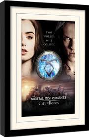 When clary fray heads out to the pandemonium club in new york city, she hardly expects to witness a murder. Chroniken Der Unterwelt City Of Bones Two Worlds Gerahmte Poster Bilder Kaufen Bei Europosters