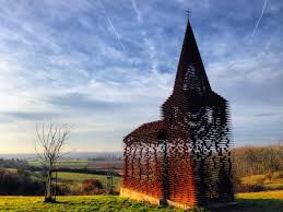 De kerk staat op een perceel van 218 vierkante meter. Doorkijkkerk Frederik Maesen