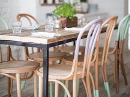 Assortir des chaises dépareillées autour de la table, c'est une idée stylée et une option anti prise de tête. Comment Bien Associer Des Chaises Depareillees Elle Decoration