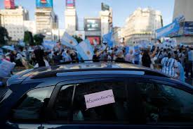 Si bien no hay nada oficial, distintos medios de comunicación informaron que desde el gobierno de axel kicillof intentarán cerrar la circulación total desde las 22:00 hasta las 06:00, algo que ya se había realizado para disminuir las fiestas clandestinas y reuniones sociales. Juez Cierra Escuelas En Buenos Aires Por Covid 19 Pero Alcalde Lo Desafia Internacional Noticias El Universo