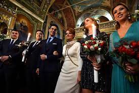 Peste 500 de oameni sunt aşteptaţi să chefuiască alături de fostul ministrul al muncii, lia olguţa vasilescu, şi senatorul psd claudiu manda la petrecerea de nuntă. Lia OlguÅ£a Vasilescu Si Claudiu Manda S Au CÄƒsÄƒtorit Si Religios DuminicÄƒ La Craiova Cum Au ApÄƒrut Cei Doi Politicieni Imagini Foto
