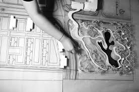 无垠的平原上突然出现一条羊肠小道 通向天边的大片森林 森林之上耸立着圣伊莱尔教堂 的尖顶 锋利的粉色尖顶 是如此突兀 以至于看上去像是某位急于给这片风景一片纯净的 自然之地增添些许艺术痕迹的画家用手指甲在天空勾勒出来的 这小小的艺术印迹 明白无误地指出人类