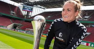 Dfb.de hat die bilder zum spiel. Sc Freiburg Frauen Greifen Beim Dfb Pokalfinale Gegen Wolfsburg Nach Der Trophae Baden Fm