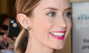 Emily blunt is early 20th century chic in dueling ensembles to film promotional footage for disney's jungle cruise. Tiff 2012 How To Make A Short Ponytail Look Chic A La Emily Blunt The Kit