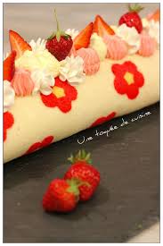 Roule Fleuri Aux Fraises Une Toquee De Cuisine En 2020 Gateaux Et Desserts Fraise Gateau Fraise