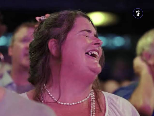 1,000 Dolly Parton fans wiped away their grief earlier this month, belting “ Jolene” in a mood-brightening tribute - The Music Man