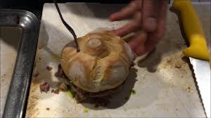 La ricetta originale prevede la parte superiore del pane è inzuppata velocemente nel brodo nel quale si è precedentemente cotto il lampredotto. Street Food Italy Panino Con Il Lampredotto Youtube