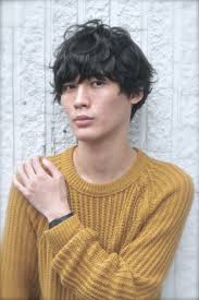 黒髪でもハマるショートマッシュ トップは長めに残し メンズスタイルだけど男っぽくなり過ぎないよう顔周りにかかる毛束を作ることでオシャレ感をプラス サイドの内側は2ブロックにすることで広がりを抑えタイト抑えます パーマはトップにロッドのヒラ巻きパーマ