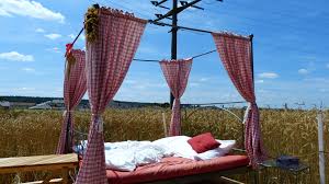 .ein bett im kornfeld mache ich uns irgendwo ganz alleine etwas später lag ihr fahrrad im gras und so mhhm ein bett im kornfeld zwischen blumen und stroh und die sterne leuchten mir sowieso. Ein Bett Im Kornfeld Foto Bild Deutschland Europe Bayern Bilder Auf Fotocommunity