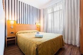 She plays for the orlando pride in the national women's soccer league and the brazil national team as a forward. Hotel Santa Marta El Born Barcelona Hotelopia