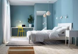Hal ini sangat baik di dalam melatih kemandirian mereka, untuk itulah mengapa sejak buah hati lahir maka alangkah baiknya bagi para orang tua untuk sudah mulai mempersiapkan kamar tidur. 10 Inspirasi Kamar Tidur Dengan Nuansa Biru Simple Namun Tetap Elegan