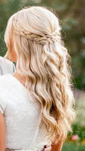 Brides who love romantic loose twists and effortless braids, french wedding braid hair is for them. Half Up Braid With Curls Hochzeitsfrisur 2019 Hair Styles Braids With Curls Long Hair Styles