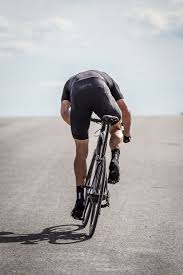 Wir Haben Fur Euch Den Neuen All About Speed And Performance Aerorenner Aus Belgien Getestet Raphas Pro Team Radfahren Fahrradbekleidung Triathlon Rennrad