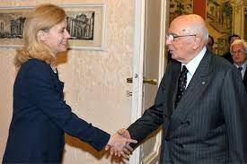 Romana, 63 anni da compiere a settembre, da maggio 2016 era alla guida. File Elisabetta Belloni And Giorgio Napolitano Jpg Wikimedia Commons