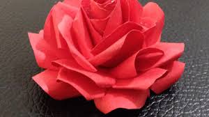 Ces feuilles d'arbres en papier rose blush seront parfaites pour créer un centre de table original et délicat. Faire Des Roses En Papier Diy Arts Creatifs Guidecentral Youtube