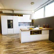 Cucina Con Isola E Bancone A Sbalzo Banconi Arredamento Cucine